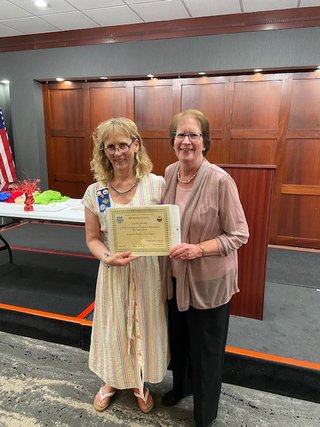 June Banquet Eileen Milunic receives award from Sue ODay